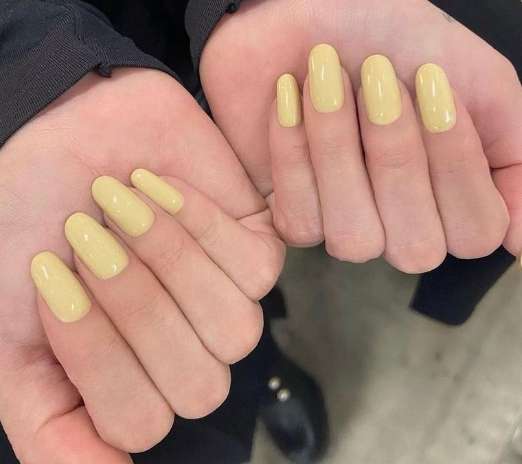 Feeling The Winter Blues? Science Says Selena Gomez’s New Nail Color Might Just Help