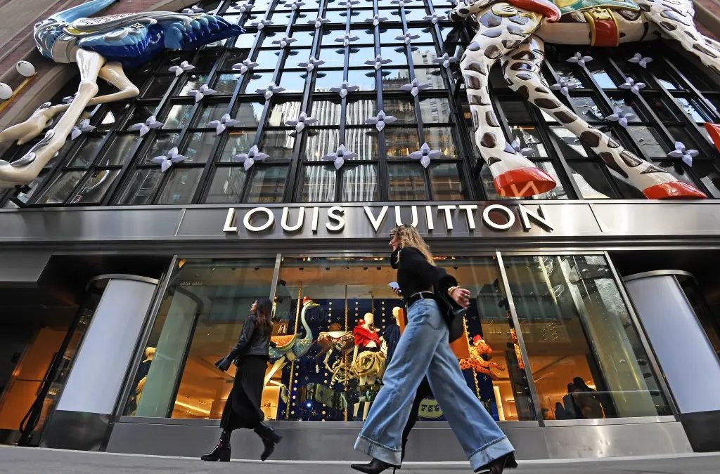 Louis Vuitton exhibits two Impressionist masterpieces in its flagship store!